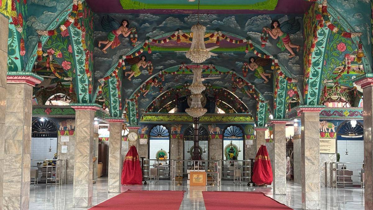Dari ukiran, warna, sampai lukisan di langit-langit—setiap sudut Shri Mariamman Temple penuh makna dan keindahan (Mangara Wahyudi)