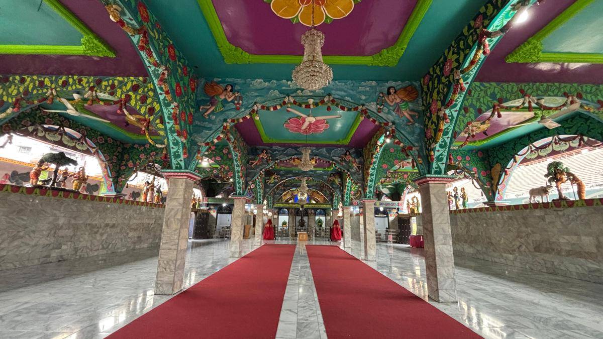 Melangkah masuk ke dalam Shri Mariamman Temple, kamu bakal disambut lorong megah dengan detail penuh warna. (Mangara Wahyudi)