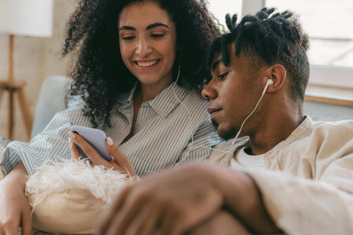 ilustrasi pasangan mendengarkan musik (pexels.com/SHVETS production)