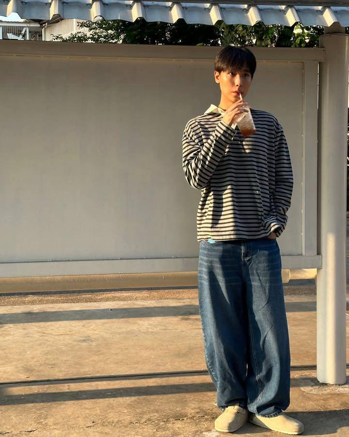 styling loose blue jeans ala Junior Panachai (Instagram.com/junniorrs)