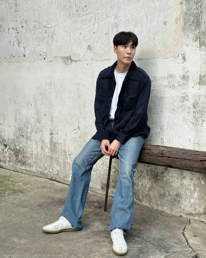 styling loose blue jeans ala Junior Panachai (instagram.com/junniorrs)