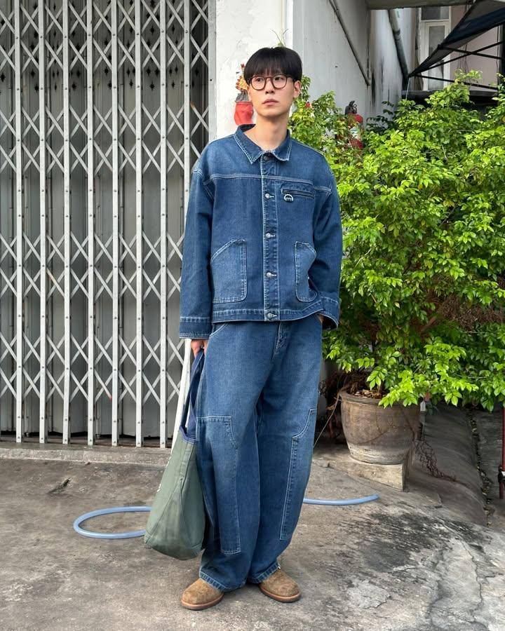 styling loose blue jeans ala Junior Panachai (Instagram.com/junniorrs)