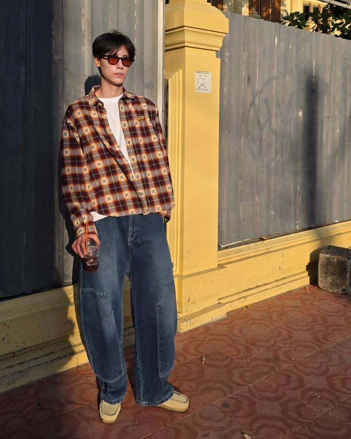 styling loose blue jeans ala Junior Panachai (Instagram.com/junniorrs)