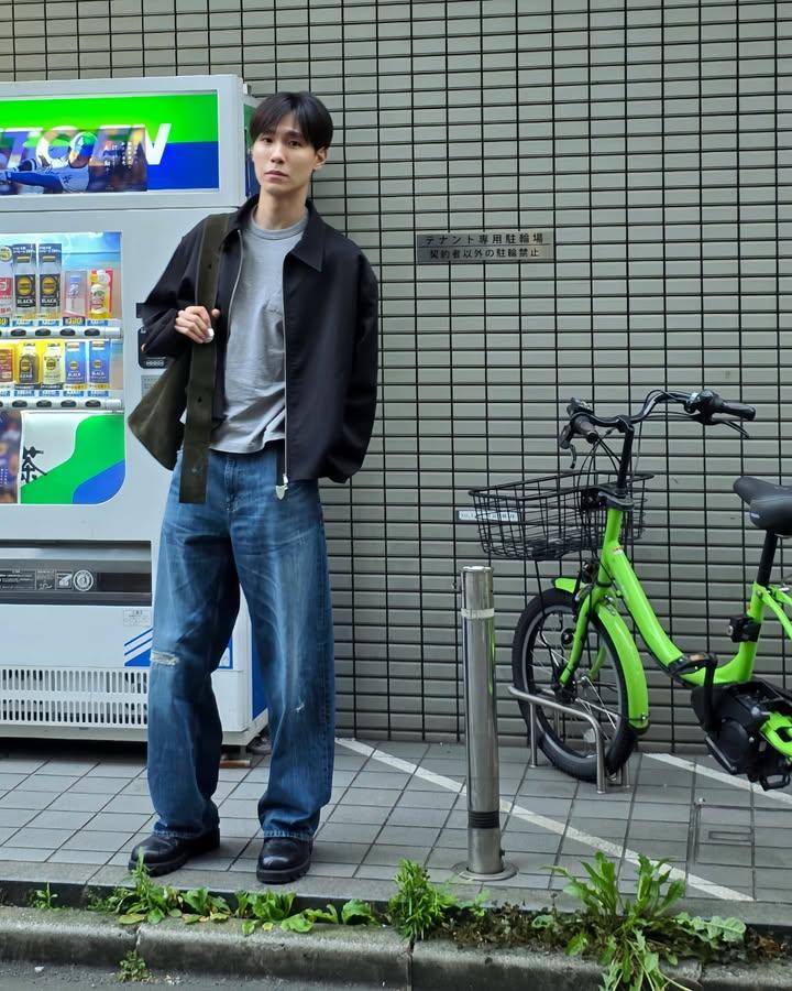 styling loose blue jeans ala Junior Panachai (instagram.com/junniorrs)