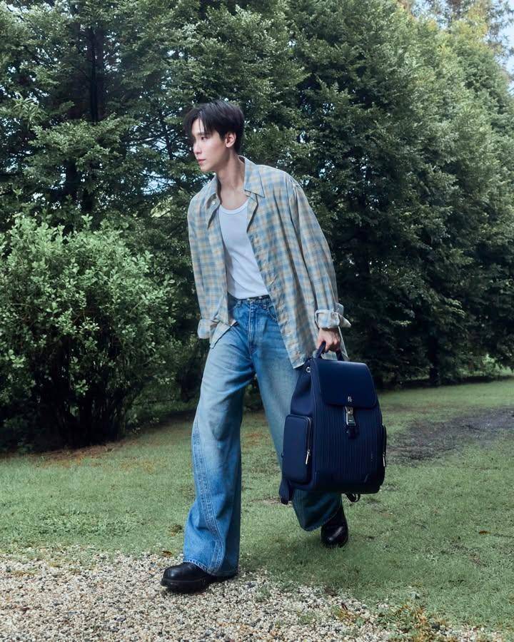 styling loose blue jeans ala Junior Panachai (instagram.com/junniorrs)