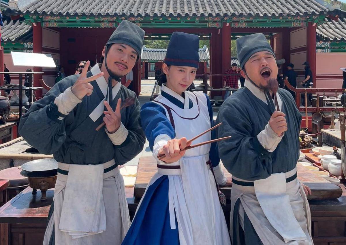 Hong Jin Ki, Yoona, dan Kim Kwang Gyu di balik layar drama Bon Appetit, Your Majesty (instagram.com/yoona__lim)