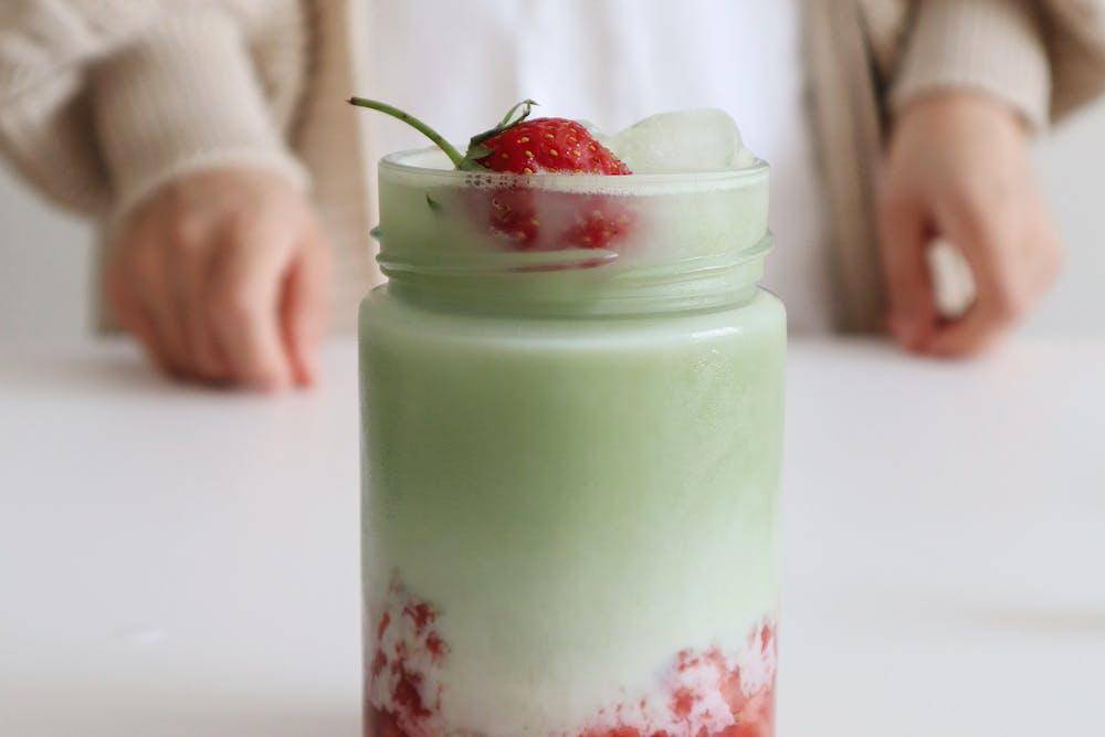 ilustrasi strawberry matcha latte (pexels.com/Betül Nur)