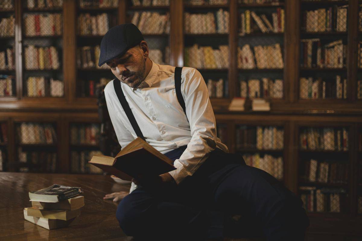 ilustrasi pria membaca buku (pexels.com/Diego Fioravanti)
