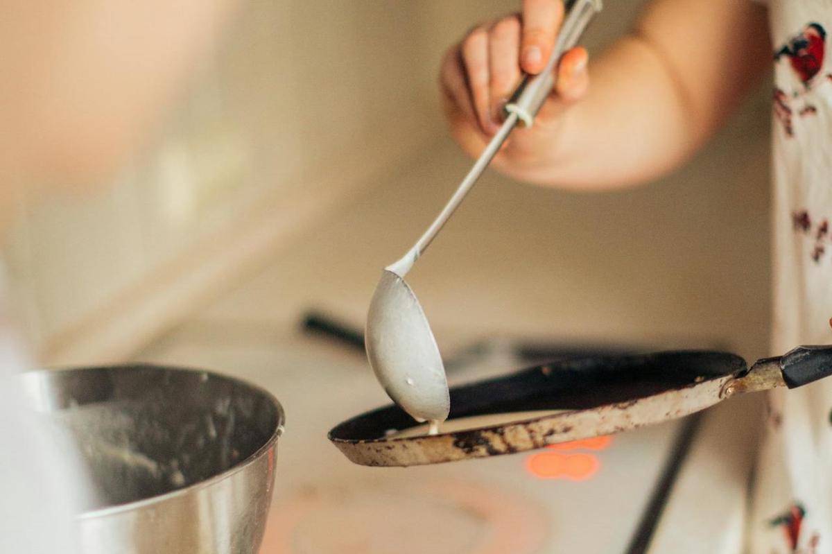 ilustrasi membuat pancake (pexels.com/Elina Fairytale)
