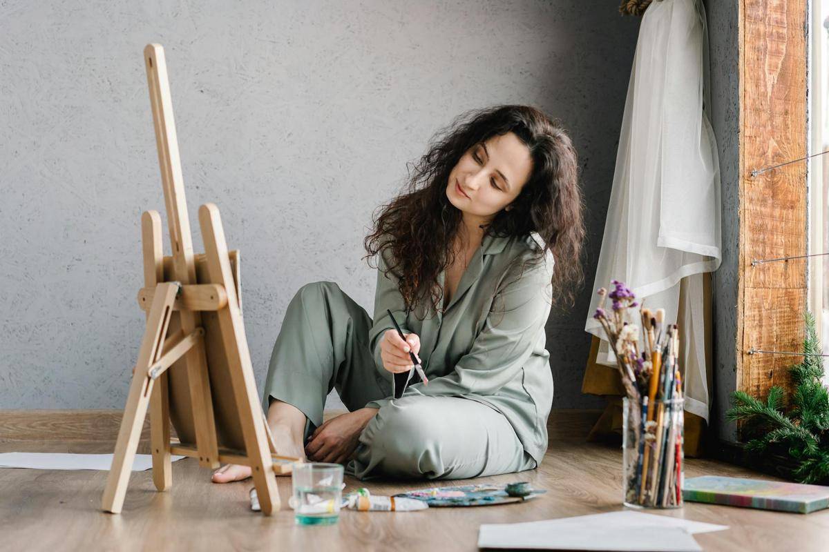 ilustrasi perempuan melukis (pexels.com/Mikhail Nilov)