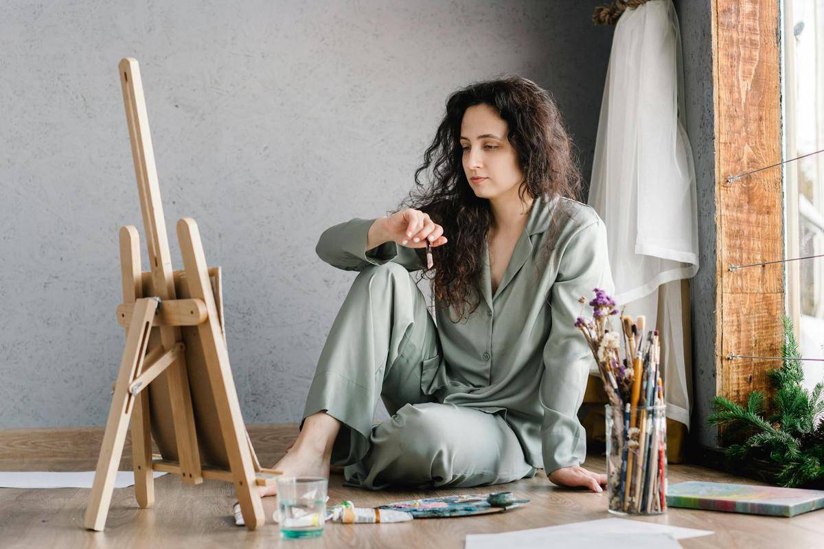ilustrasi perempuan melukis (pexels.com/Mikhail Nilov)