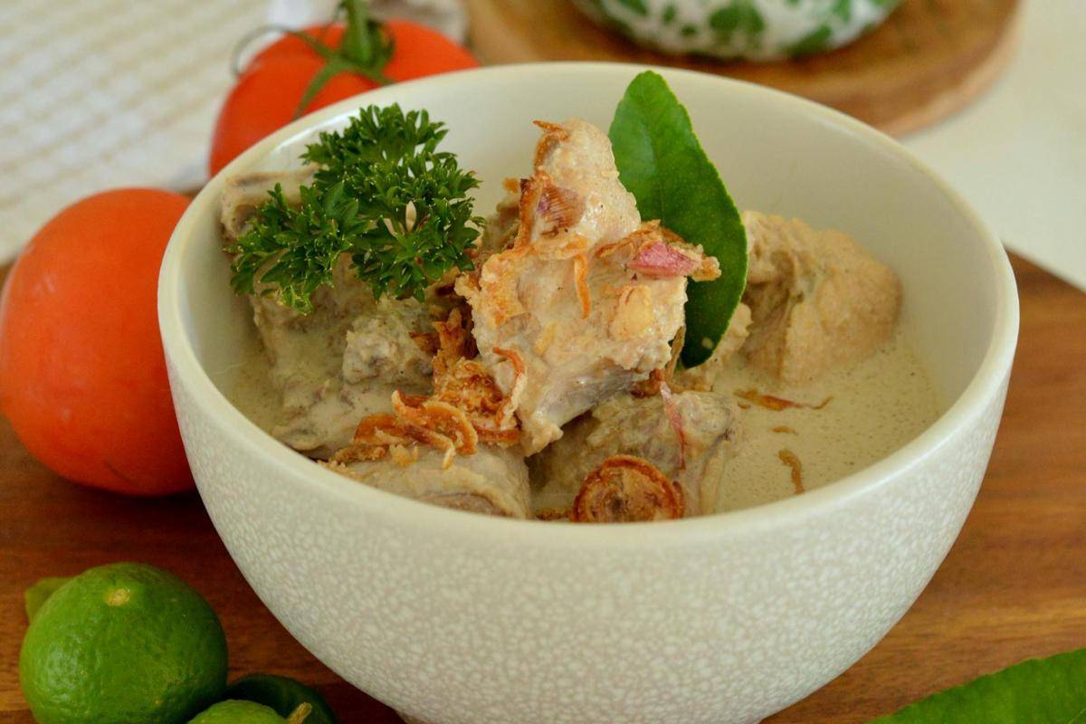 ilustrasi sup daging dengan kuah susu