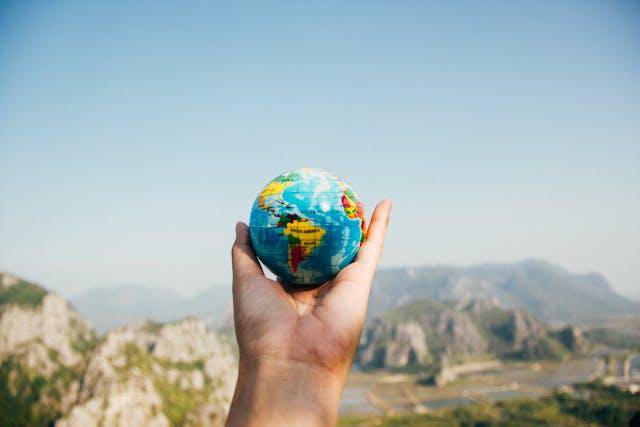 ilustrasi globe (pexels.com/Porapak Apichodilok)