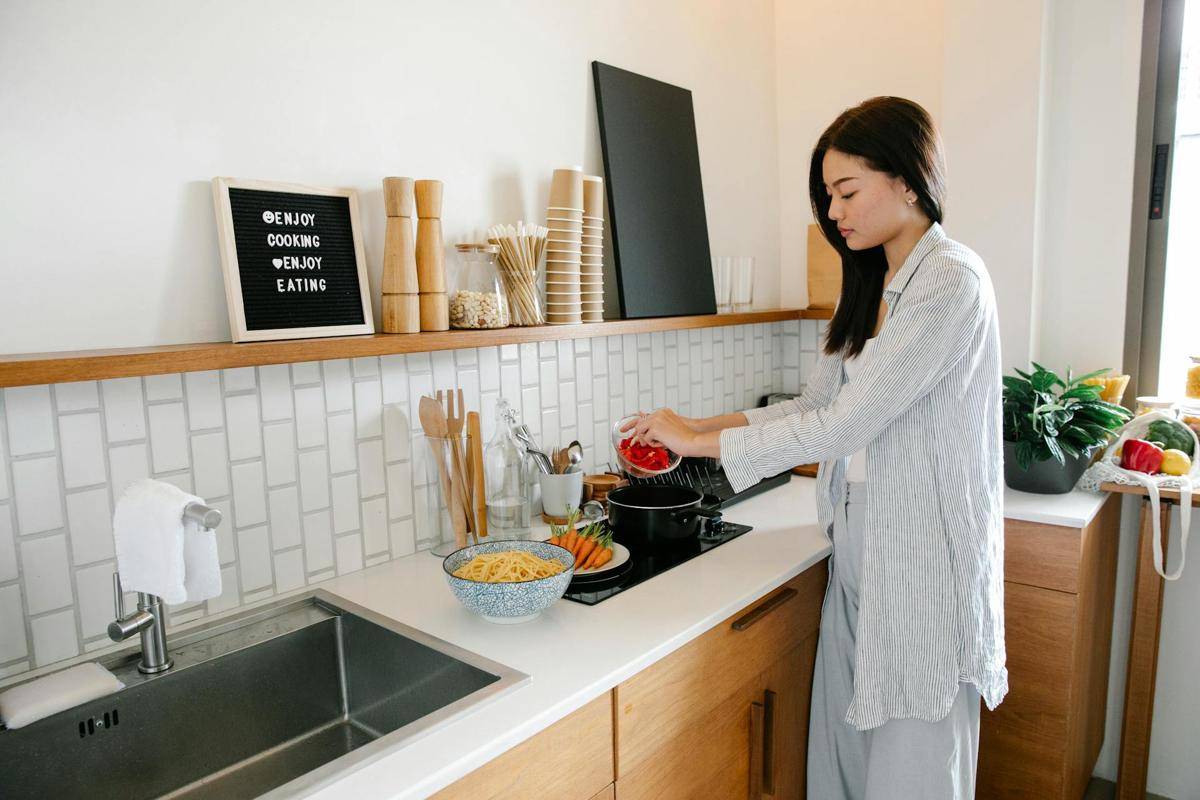 ilustrasi perempuan memasak (pexels.com/Sarah Chai)