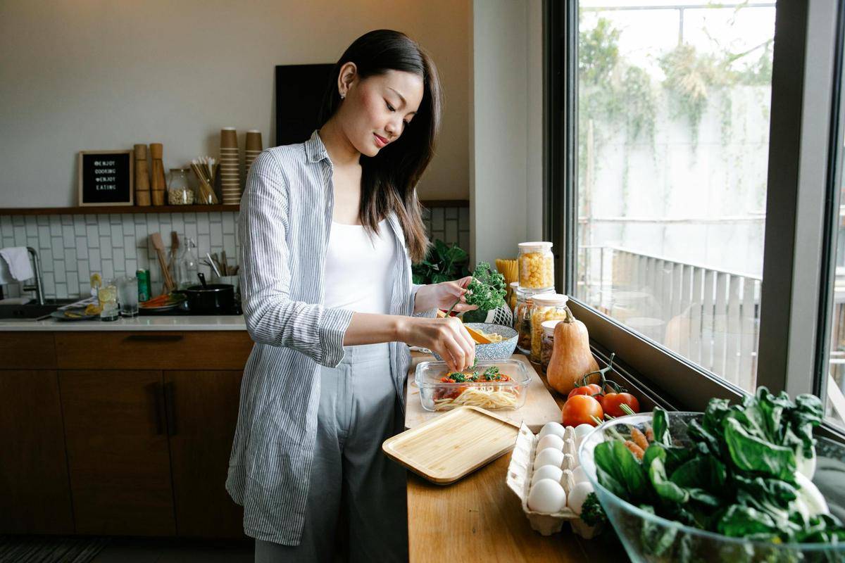 ilustrasi perempuan memasak (pexels.com/Sarah Chai)