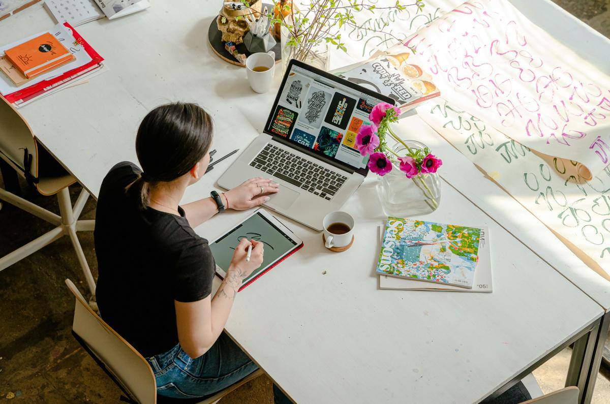 ilustrasi membandingkan harga di online shop