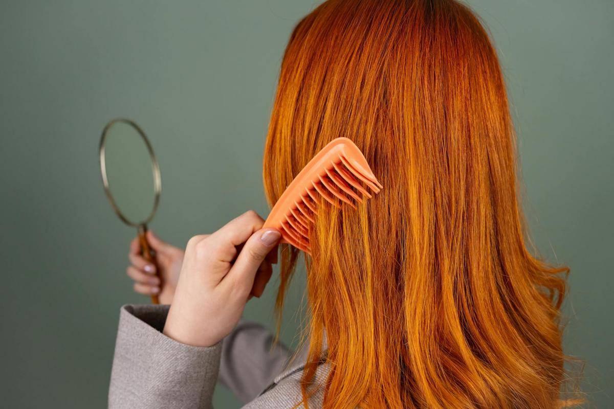 ilustrasi menyisir rambut (pexels.com/Beyzanur K.)