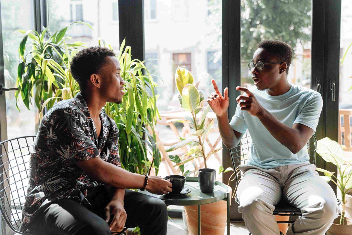 ilustrasi mengobrol bersama betie (pexels.com/Thirdman)