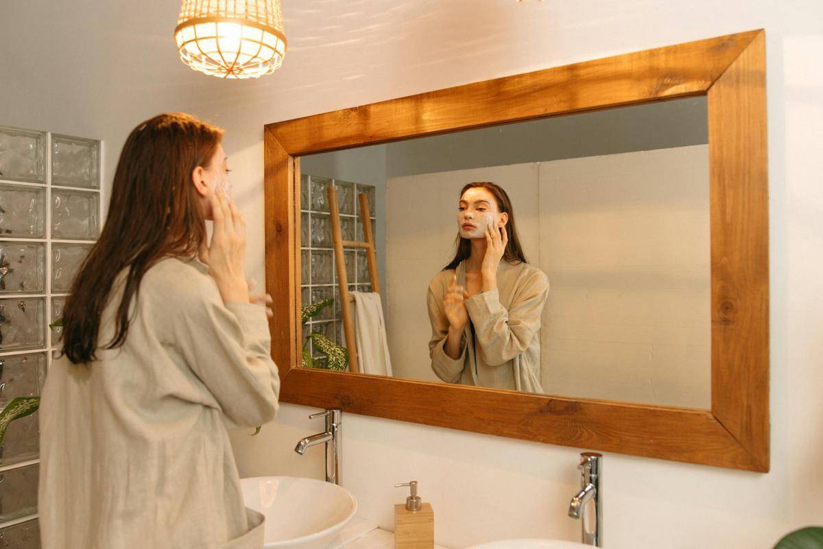 ilustrasi pakai skincare