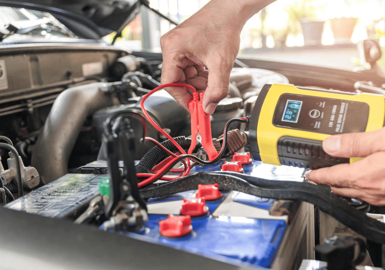 ilustrasi aki mobil (vecteezy.com/wattanaphob kappago)