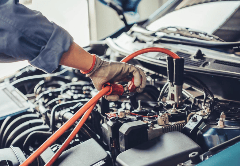 ilustrasi aki mobil (vecteezy.com/Thamrongpat Theerathammakorn)