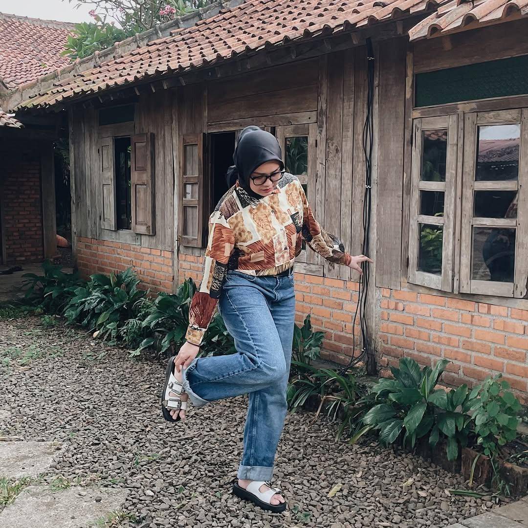 Mix and Match Loose Jeans ala Salma Salsabil