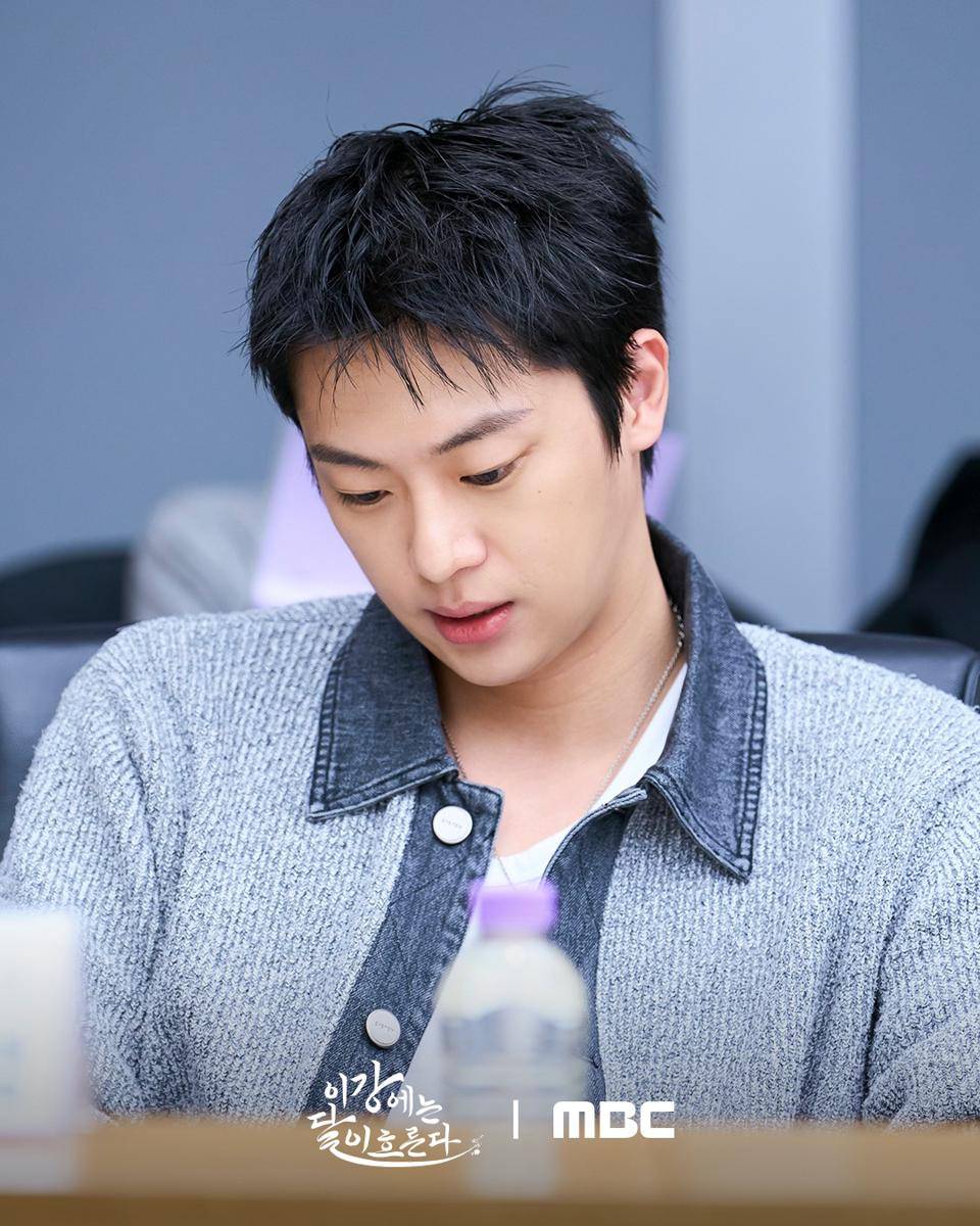 potret script reading drakor Moon River