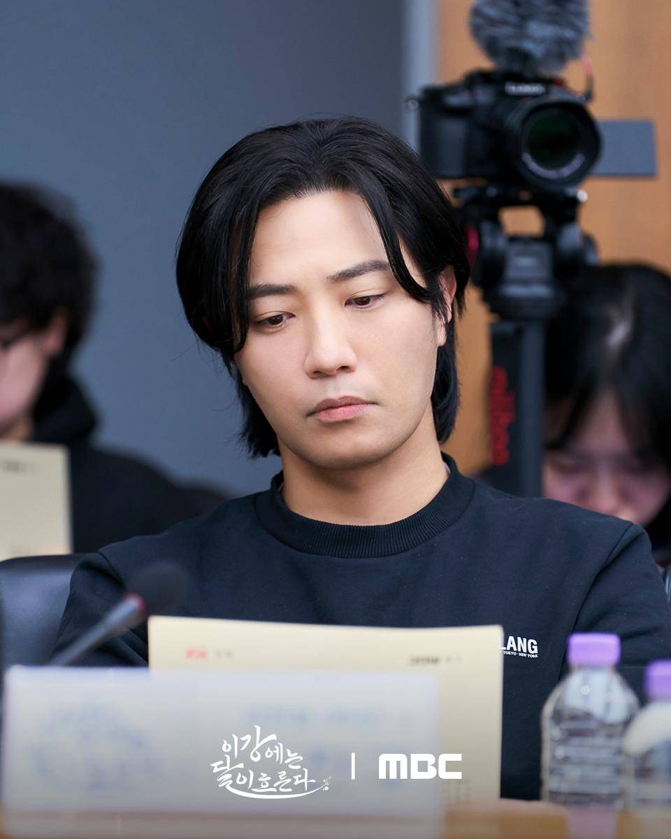potret script reading drakor Moon River