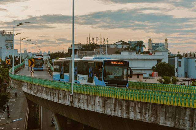 Transjakarta (unsplash.com/Syahril Fadillah)