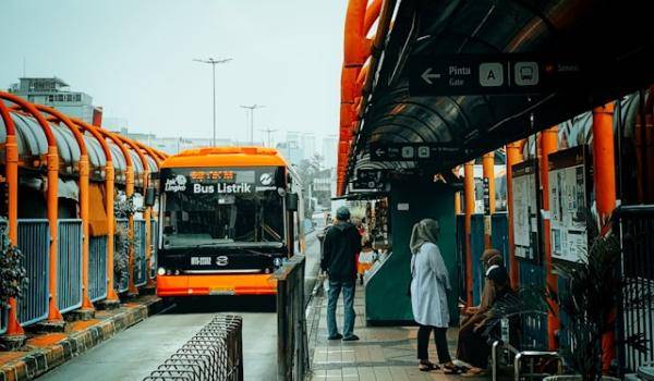 ilustrasi naik Transjakarta (unsplash.com/Hilmi Alwan)