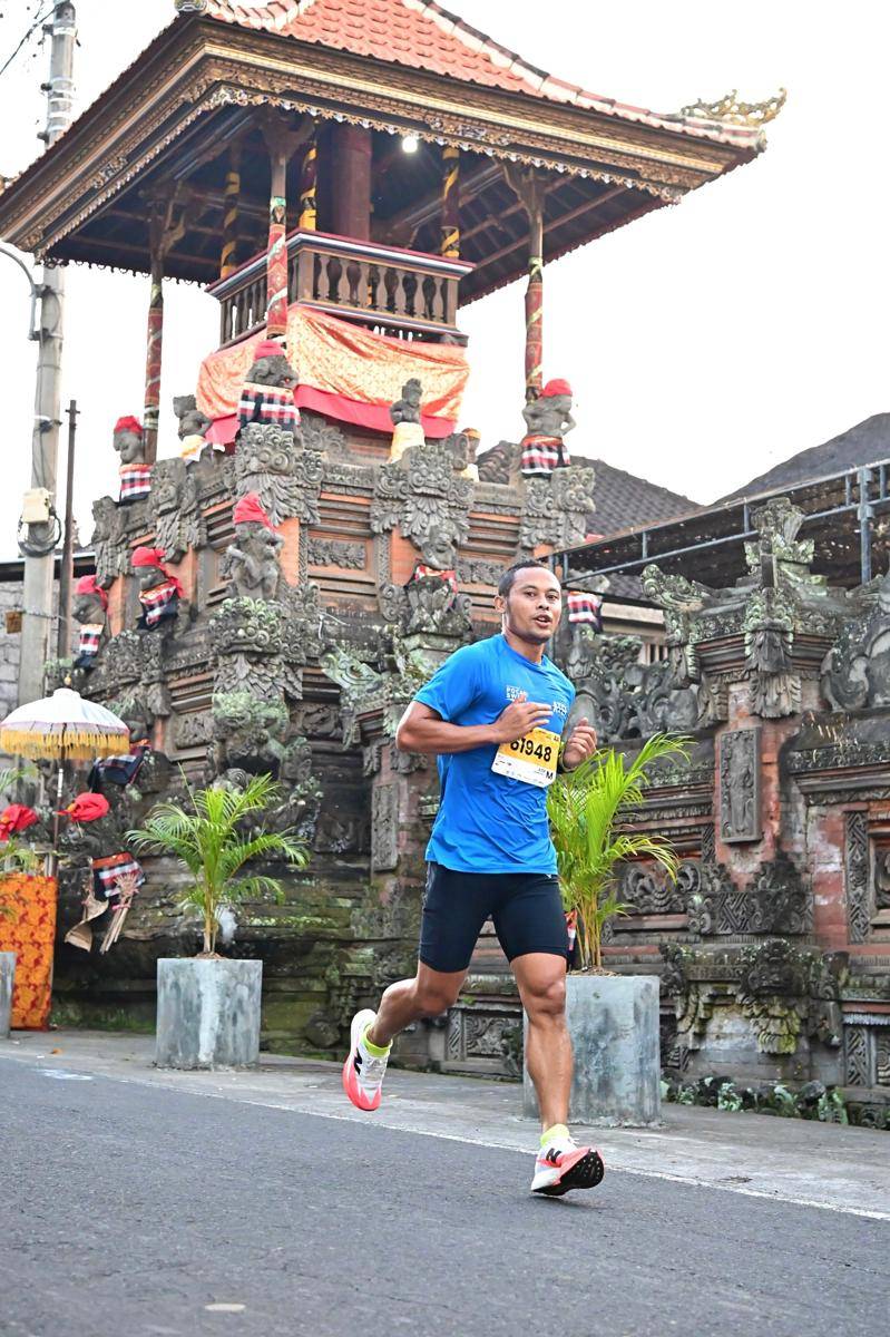Foto 2. Dengan mengandalkan FuelCell SuperComp Elite v5, Atep Rizal berhasil meraih Personal Best di kategori Half Marathon Maybank Marathon 2025.jpg