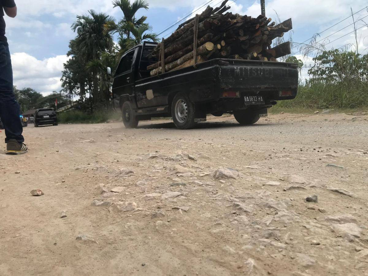 Truk melewati jalur Sitangkai yang merupakan penghubung Kabupaten Tanah Datar dan Kabupaten Limapuluh Kota (Foto: IDN Times/Halbert Caniago)