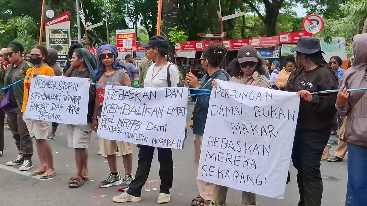 Mahasiswa Papua di Makassar berunjuk rasa menuntut pembebasan empat aktivis tapol makar. (IDN Times/Darsil Yahya)