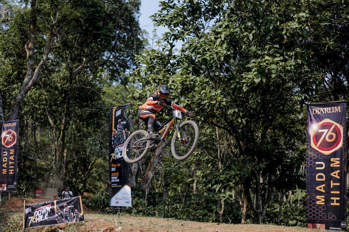 Potret kompetisi 76 Indonesian Downhill (IDH) 2025.