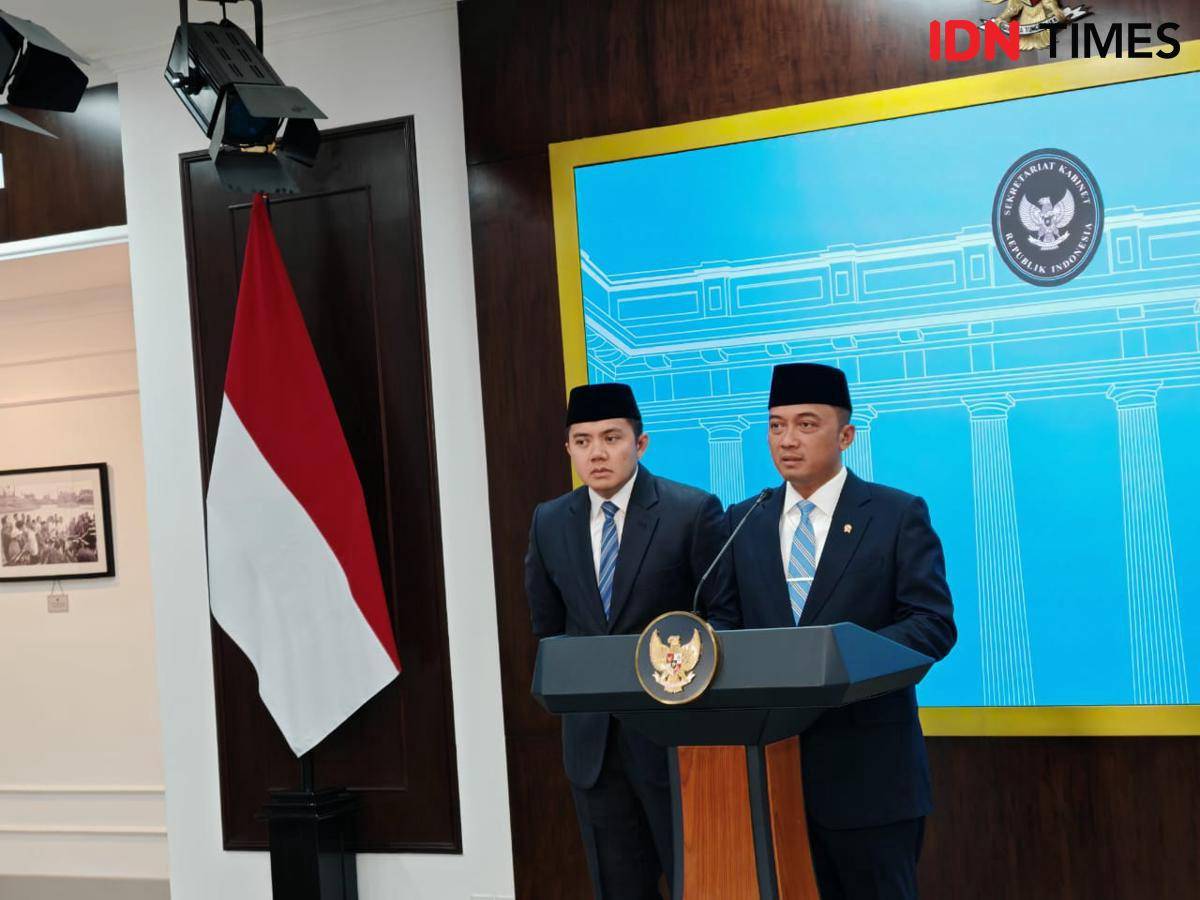 Menteri Sekretaris Negara Prasetyo Hadi dan Sekretaris Kabinet Teddy Indra Wijaya di Istana Kepresidenan dalam pergantian menteri