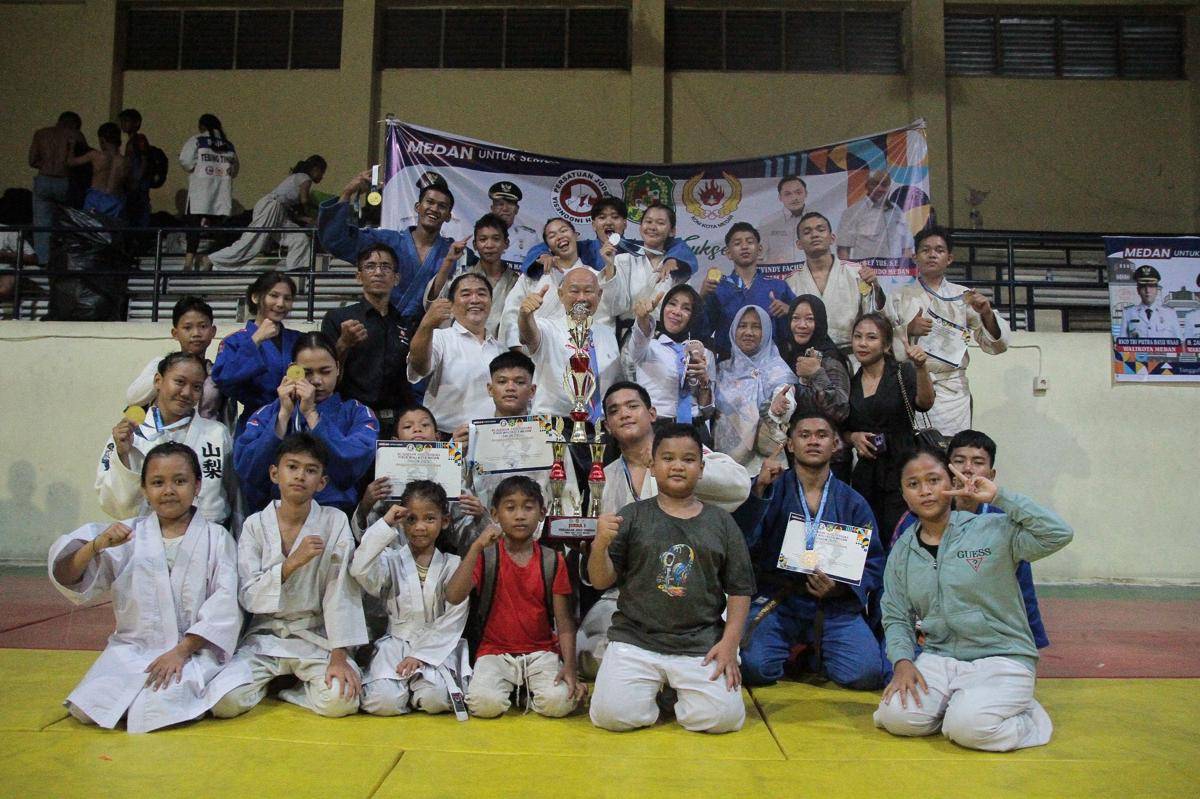 Para atlet judo Medan memastikan juara umum Kejuaraan Judo Piala Wali Kota Medan (IDN Times/Doni Hermawan)