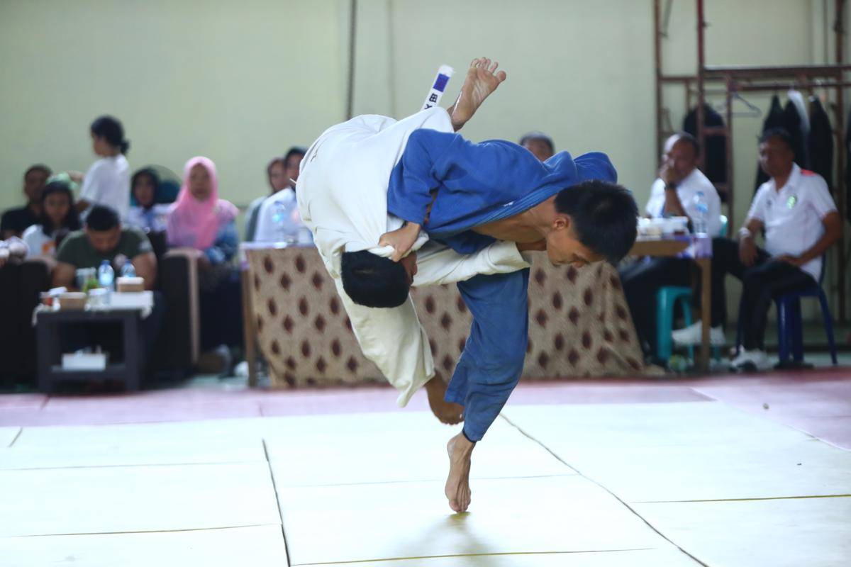 Aksi pejudo di Kejuaraan Terbuka Piala Wali Kota Medan di Padepokan PJSI Sumut, Minggu (7/9/2025) (IDN Times/Doni Hermawan)