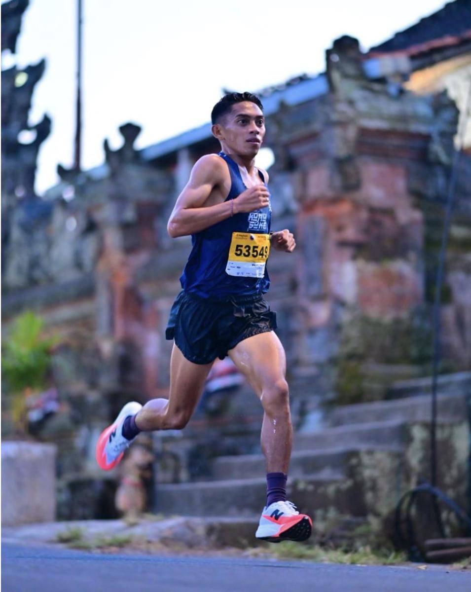 Foto 3. Nofeldi Petingko meraih Podium 3 Half Marathon kategori Open pada Maybank Marathon 2025 berkat dukungan FuelCell SuperComp Elite v5.jpg