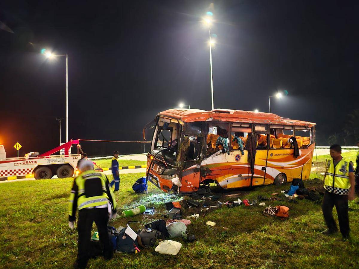 Bus ALS Kecelakaan di Tol Padang-Sicincin (Foto: Dok Ditlantas Sumbar)