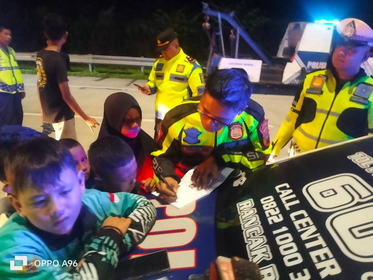 Polisi menanyai para korban dalam kecelakaan (Foto: Ditlantas Sumbar)