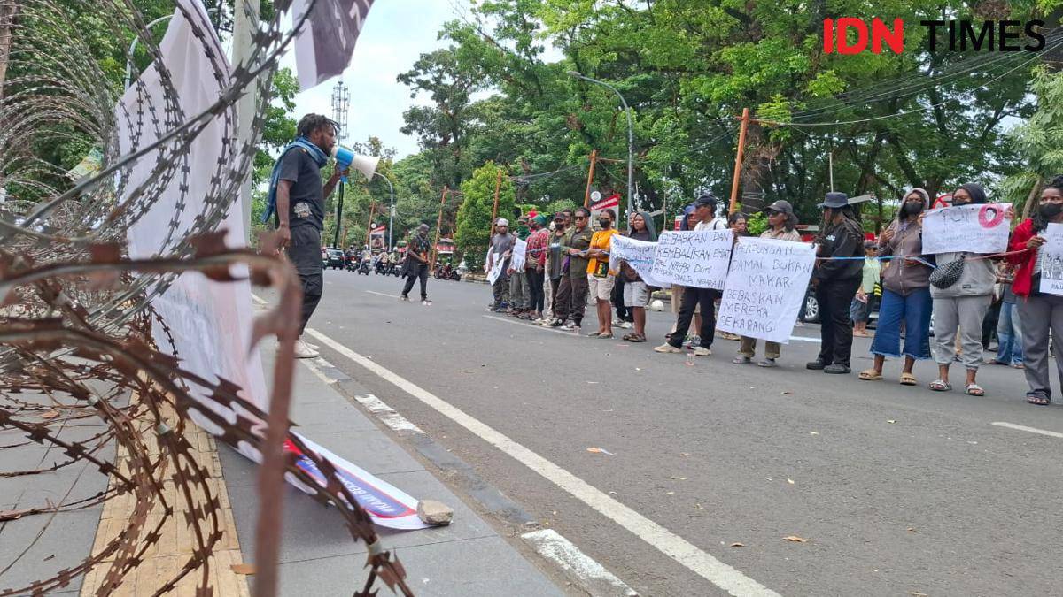 Mahasiswa Papua di Makassar berunjuk rasa menuntut pembebasan empat aktivis tapol makar. (IDN Times/Darsil Yahya)