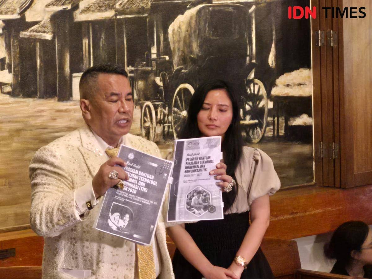 Pengacara Nadiem Makarim, Hotman Paris (kiri) didampingi pengacara Hana (kanan) menunjukkan hasil audit proyek laptop Chromebook di era kepemimpinan Nadiem. (IDN Times/Santi Dewi)