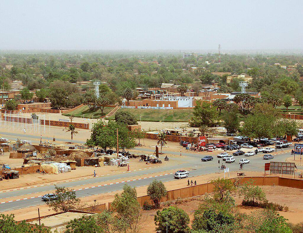 1024px-Niamey_from_grand_mosque_theatre_2006.jpg