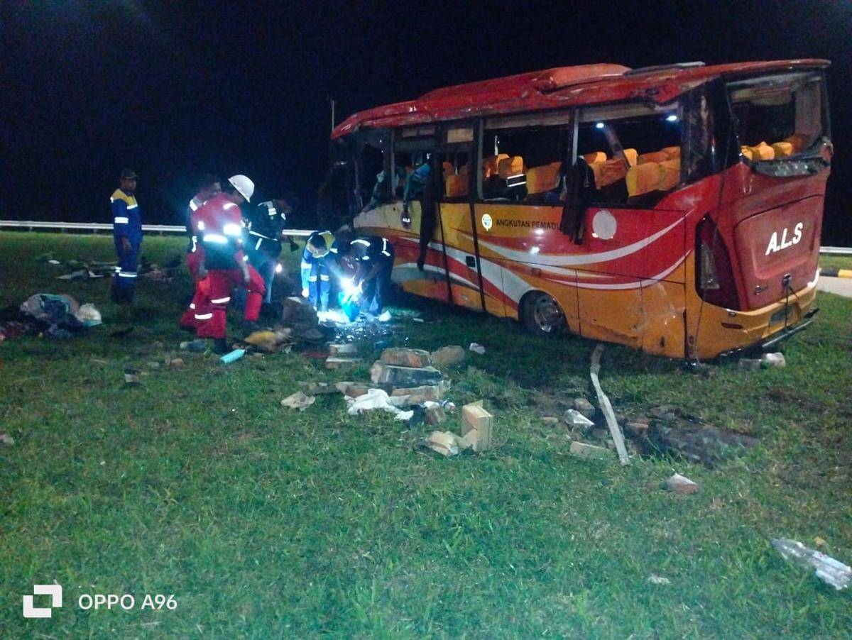 Bus ALS Kecelakaan di Tol Padang-Sicincin (Foto: Dok Ditlantas Sumbar)