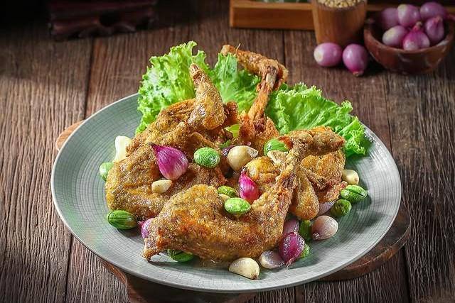 Potret menu ayam goreng di Bima Yamgor Indonesia