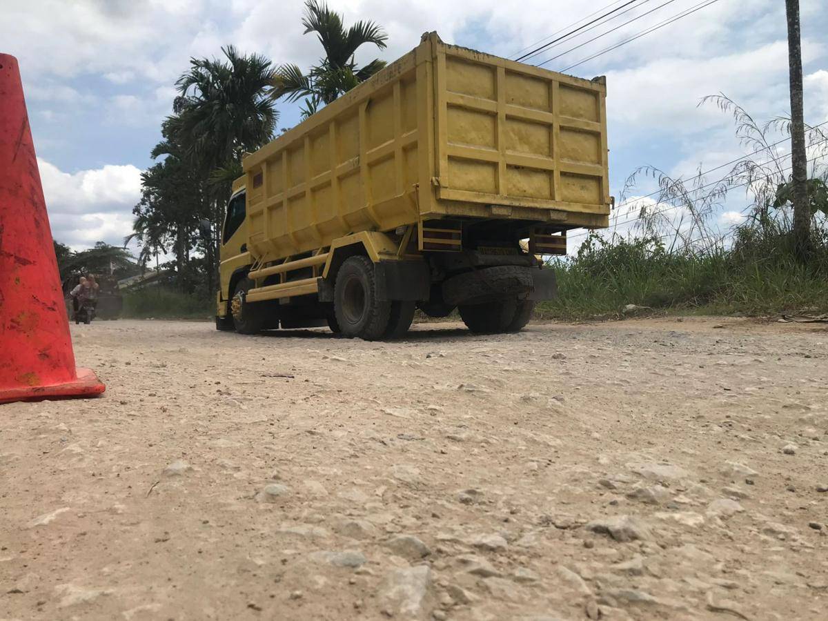 Truk melewati jalur Sitangkai yang merupakan penghubung Kabupaten Tanah Datar dan Kabupaten Limapuluh Kota (Foto: IDN Times/Halbert Caniago)