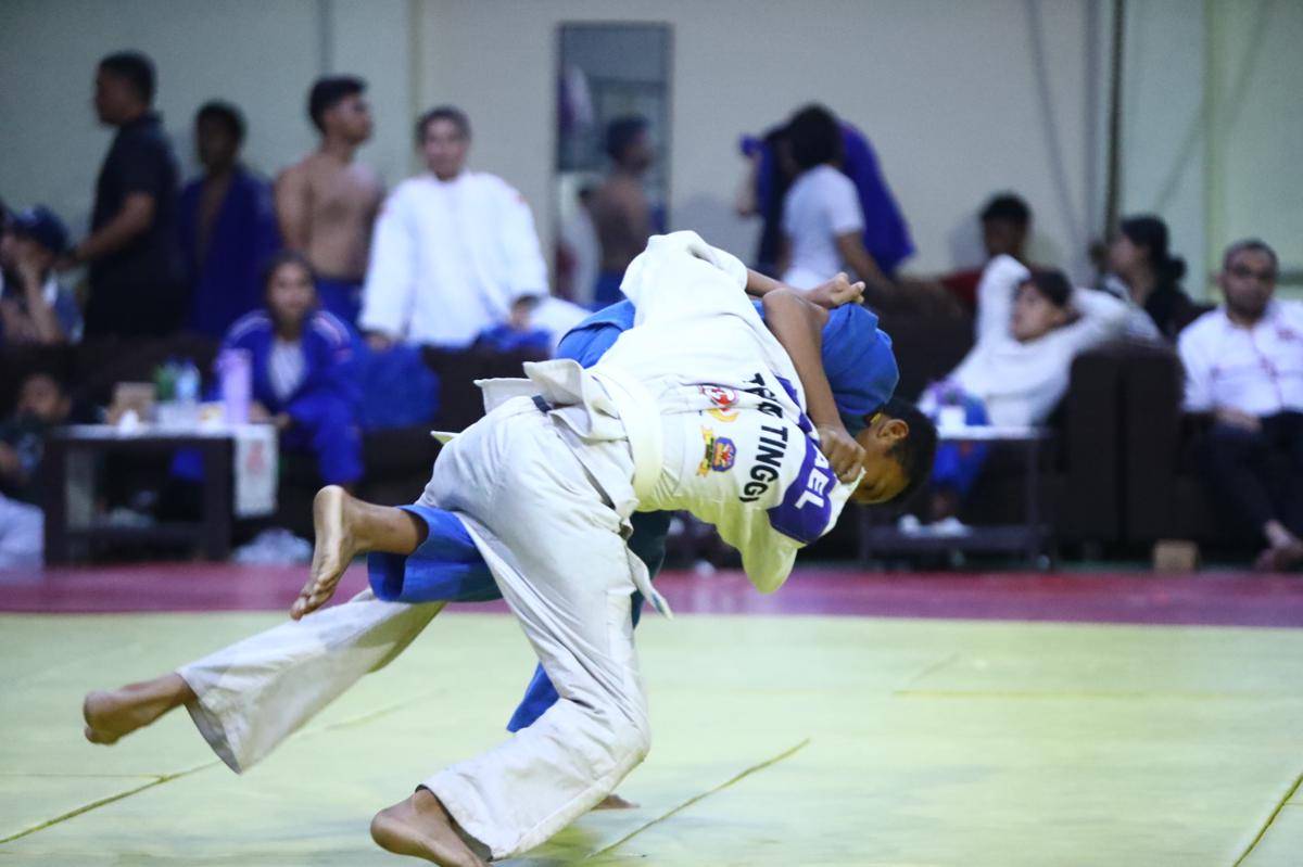 Aksi pejudo di Kejuaraan Terbuka Piala Wali Kota Medan di Padepokan PJSI Sumut, Minggu (7/9/2025) (IDN Times/Doni Hermawan)