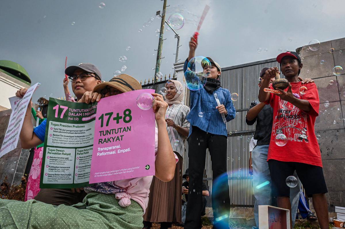 Demonstran memegang poster 17+8 tuntutan rakyat (ANTARA FOTO/Sulthony Hasanuddin)