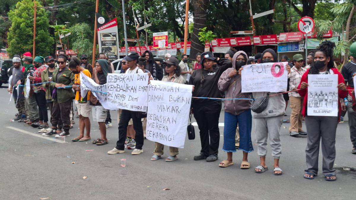 Mahasiswa Papua di Makassar berunjuk rasa menuntut pembebasan empat aktivis tapol makar. (IDN Times/Darsil Yahya)