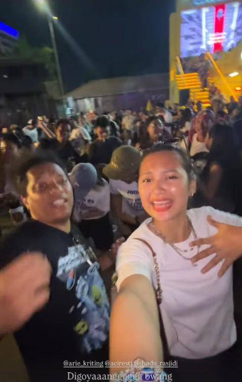 Arie Kriting dan Indah Permatasari Nonton Pestapora Day 3